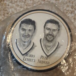 Official NHL Vintage 1997 Burger King & Pittsburgh Penguins Pucks & Mount